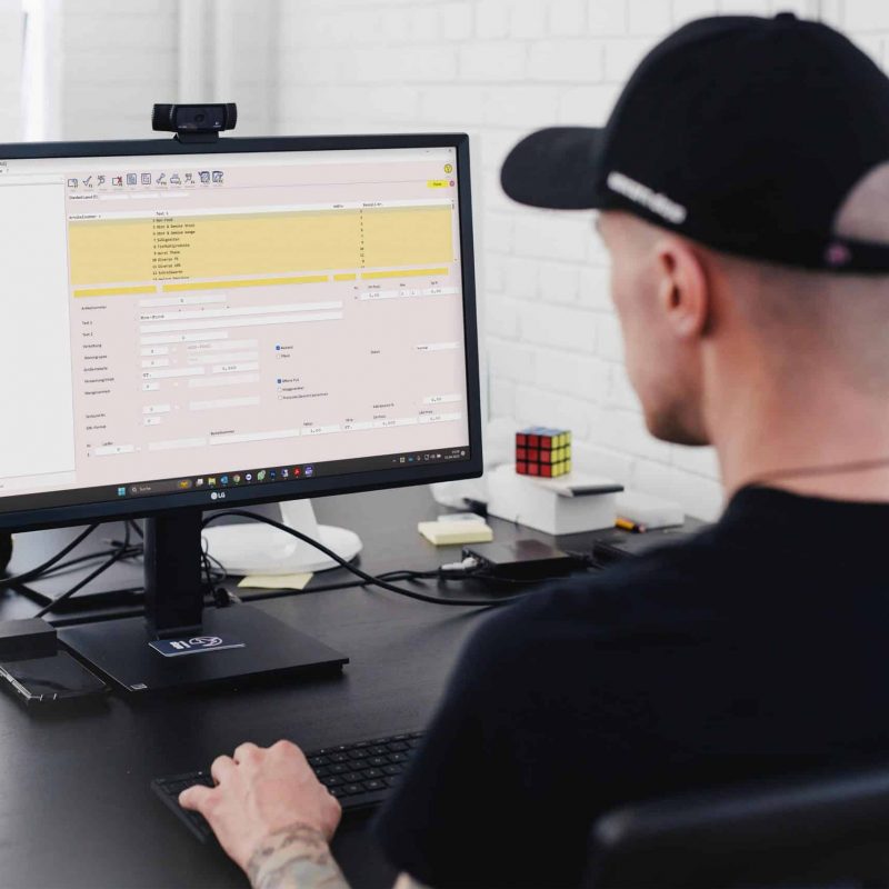 Man working in Desktop Computer Mockup Kopie